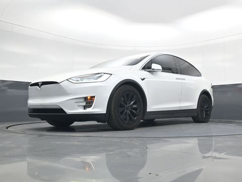 Used 2018 Tesla Model X 75D image 21