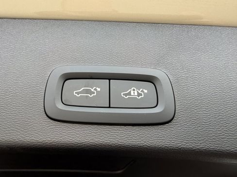 Used 2025 Volvo XC40 B5 Core w/ Climate Package image 37