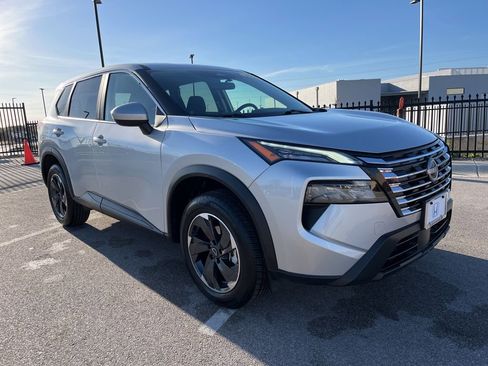 Used 2025 Nissan Rogue SV image 3