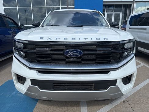 Used 2025 Ford Expedition Max Platinum w/ Platinum Ultimate Package AWD/4WD image 2