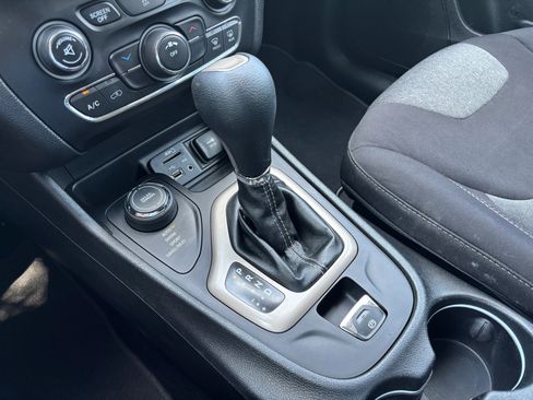 Used 2014 Jeep Cherokee Latitude w/ Cold Weather Group AWD/4WD image 23