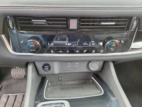 Used 2025 Nissan Rogue SL image 31