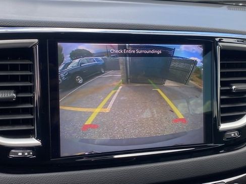 Used 2023 Chrysler Pacifica Touring-L image 3