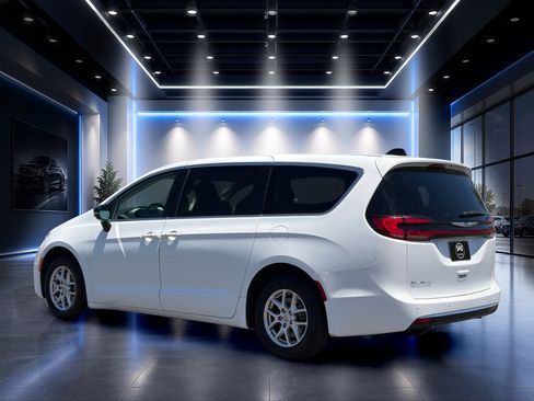 Used 2024 Chrysler Pacifica Touring-L FWD image 8