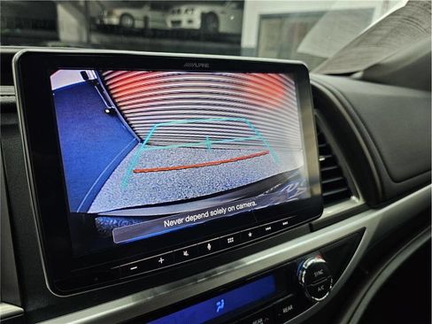 Used 2018 Toyota Highlander XLE image 23