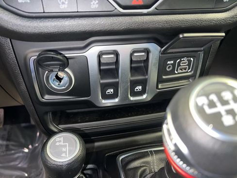 Used 2025 Jeep Wrangler Sport AWD/4WD image 28