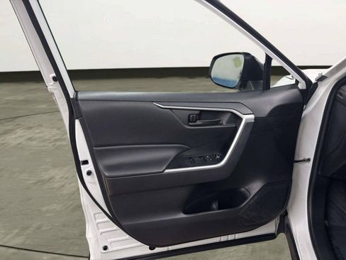 Used 2021 Toyota RAV4 LE FWD image 12