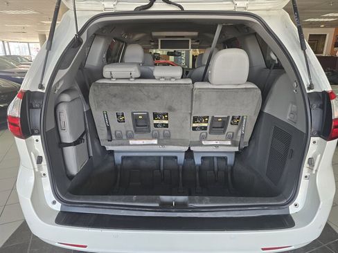 Used 2017 Toyota Sienna XLE image 19