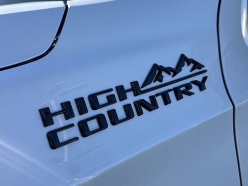 Used 2024 Chevrolet Suburban High Country image 11