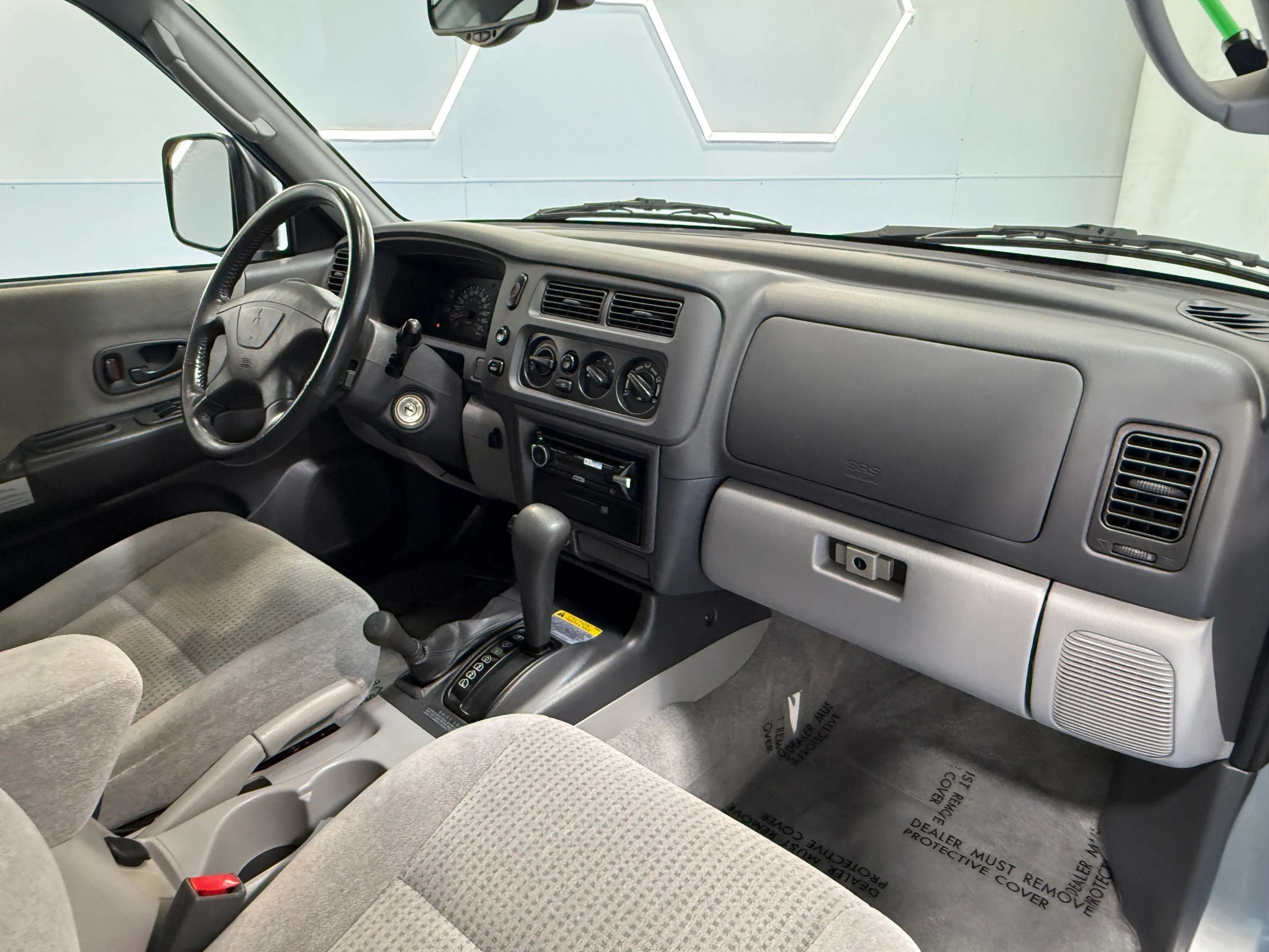 Used 2000 Mitsubishi Montero Sport XLS AWD/4WD image 27