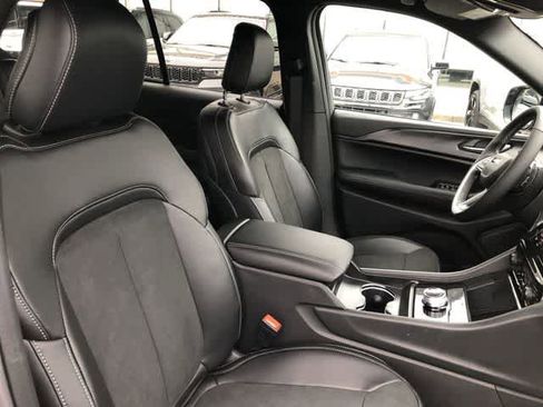 New 2025 Jeep Grand Cherokee 4WD image 30