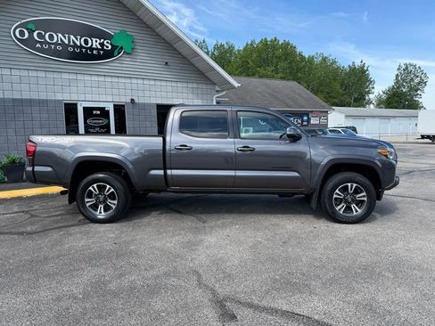 Used 2019 Toyota Tacoma SR5 AWD/4WD image 2