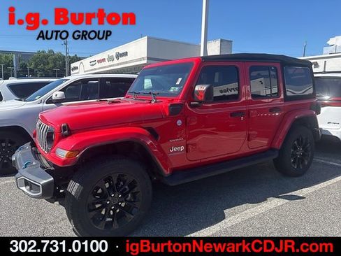 Used 2024 Jeep Wrangler Unlimited Sahara w/ Technology Group AWD/4WD image 2