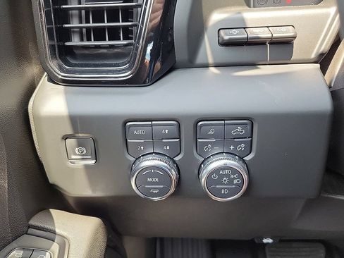 Used 2024 GMC Sierra 1500 AT4 w/ Technology Package AWD/4WD image 14