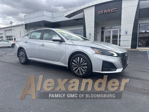 Used 2023 Nissan Altima 2.5 SV w/ SV Premium Package image 1