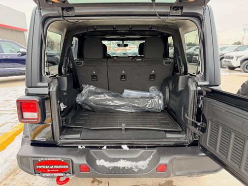 Used 2023 Jeep Wrangler Unlimited Rubicon w/ Cold Weather Group image 21