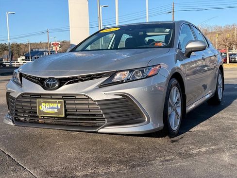Used 2022 Toyota Camry LE image 9