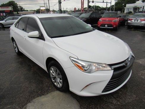 Used 2017 Toyota Camry LE FWD image 1