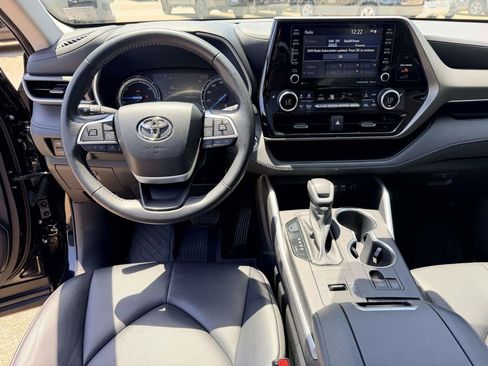 Used 2022 Toyota Highlander XLE AWD/4WD image 2