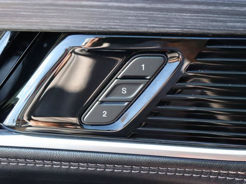 Used 2024 Jeep Wagoneer Series III AWD/4WD image 57