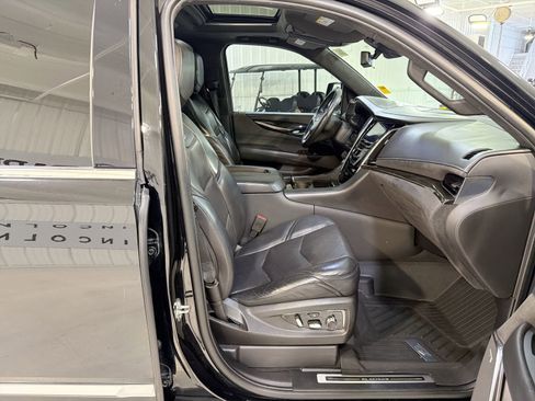 Used 2020 Cadillac Escalade ESV Platinum image 30