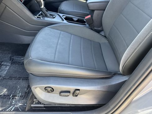 Used 2023 Volkswagen Taos SE image 18