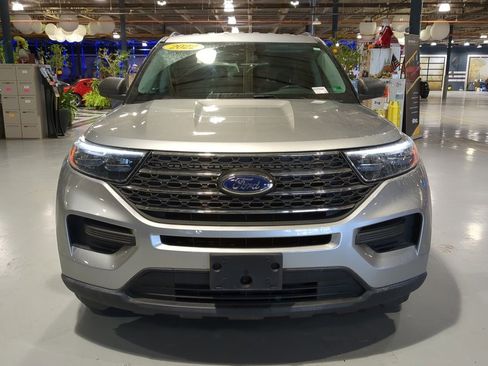 Used 2022 Ford Explorer XLT image 3