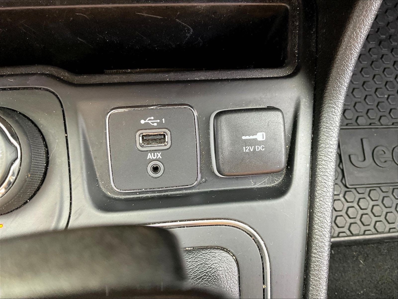 Used 2021 Jeep Cherokee Latitude Lux w/ Comfort/Convenience Group AWD/4WD image 17
