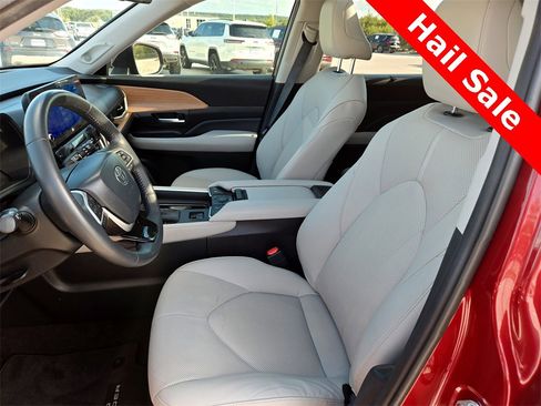 Used 2024 Toyota Grand Highlander Limited image 25