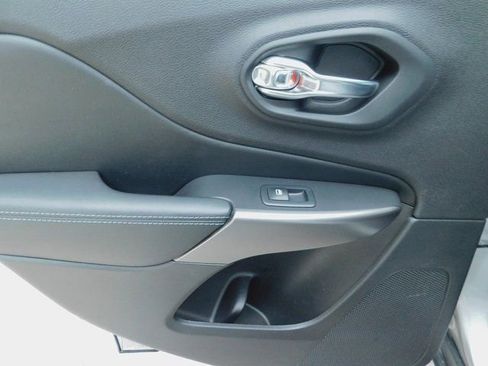 Used 2019 Jeep Cherokee Latitude Plus w/ Cold Weather Group image 17