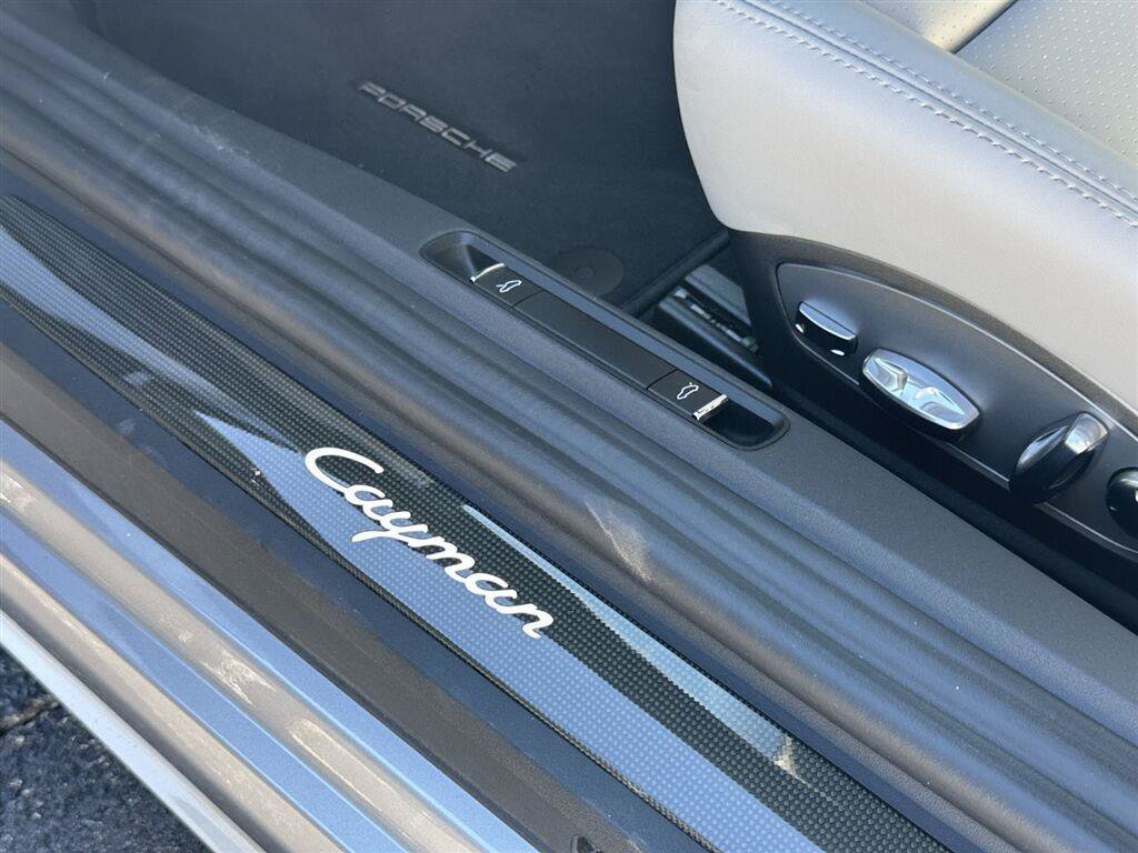 Used 2024 Porsche 718 Cayman RWD image 13