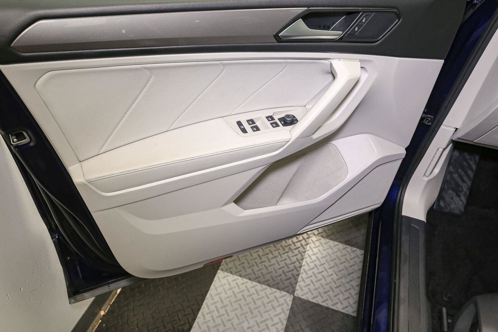 Certified 2023 Volkswagen Tiguan SE w/ Panoramic Sunroof Package FWD image 45