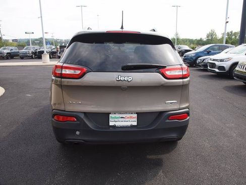 Used 2017 Jeep Cherokee Latitude AWD/4WD image 2