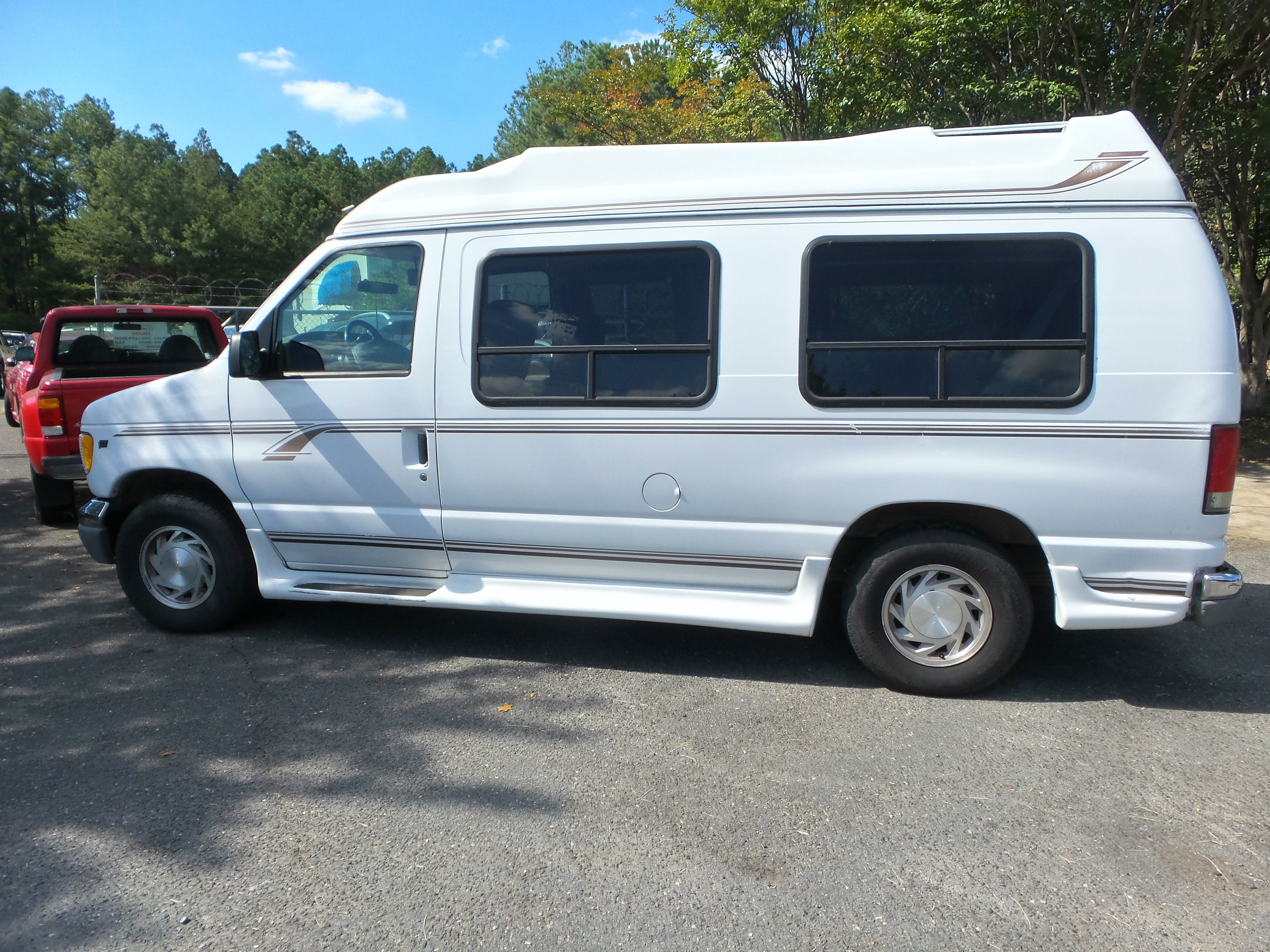 Used 2000 Ford E-150 and Econoline 150 RWD image 3