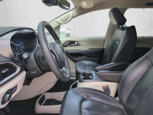 Used 2022 Chrysler Pacifica Touring-L FWD image 15