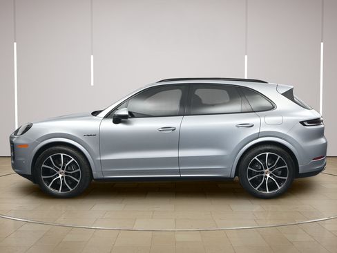 Certified 2025 Porsche Cayenne E-Hybrid AWD/4WD image 2