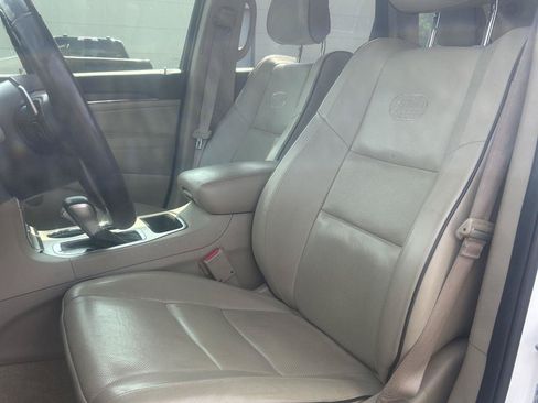 Used 2017 Jeep Grand Cherokee Overland w/ Jeep Active Safety Group RWD image 8
