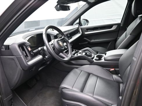Used 2025 Porsche Cayenne AWD/4WD image 4