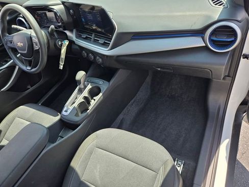 Used 2024 Chevrolet Trax LS w/ LS Convenience Package FWD image 17