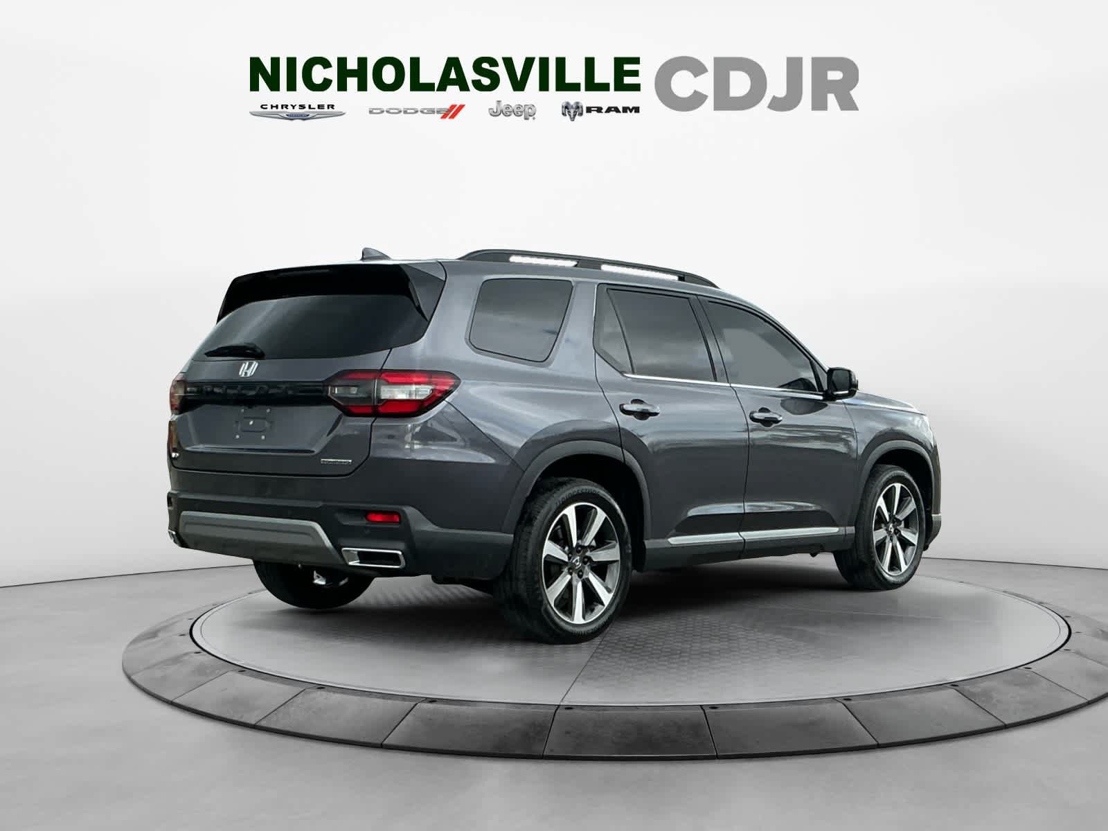 Used 2025 Honda Pilot Touring image 5