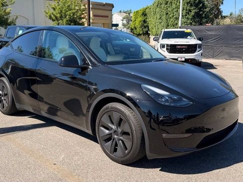 Used 2025 Tesla Model Y Long Range AWD/4WD image 3