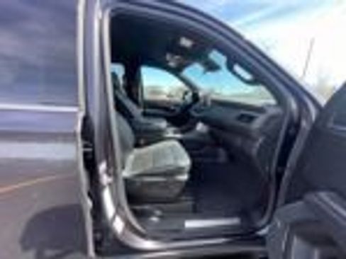 Used 2023 Chevrolet Suburban Premier image 8