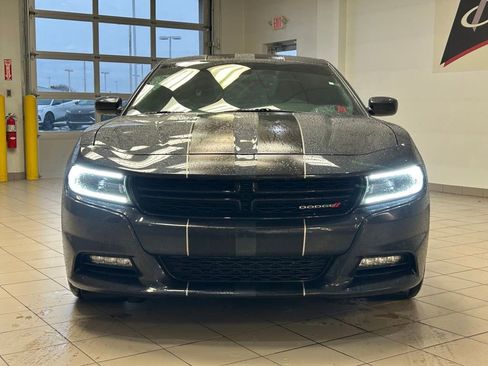 Used 2017 Dodge Charger SXT image 2