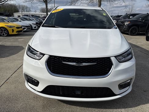 Used 2025 Chrysler Pacifica Select image 2