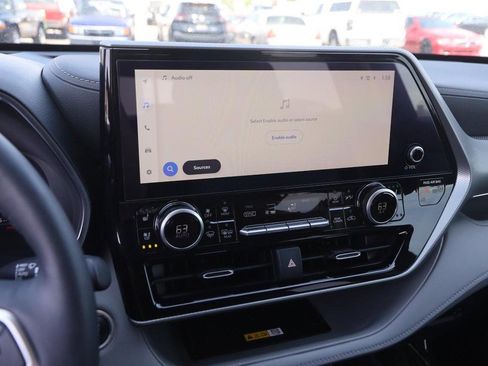 Used 2024 Toyota Highlander Platinum FWD image 18