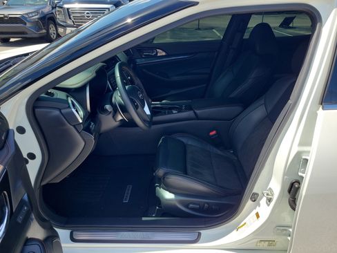 Used 2023 Nissan Maxima SR w/ Sport Mat Group FWD image 12