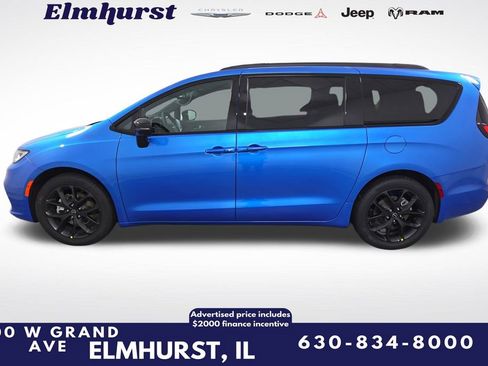 New 2026 Chrysler Pacifica Select w/ S Appearance Package image 2