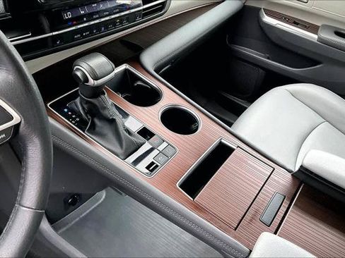 Certified 2024 Toyota Sienna XLE FWD image 17