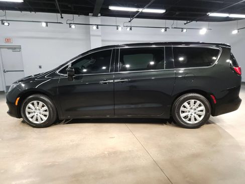 Used 2021 Chrysler Voyager L FWD image 4