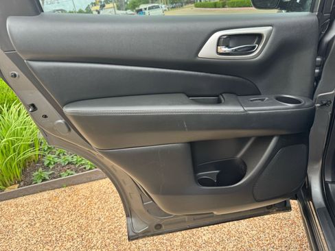 Used 2020 Nissan Pathfinder S image 30